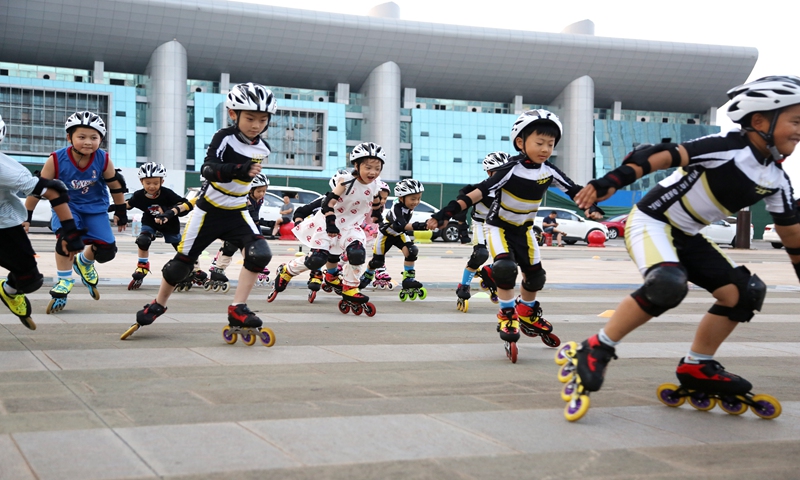 Children take part in a roller skating training course in Lianyungang, East China's Jiangsu Province, on July 18, 2021. Photo: VCG