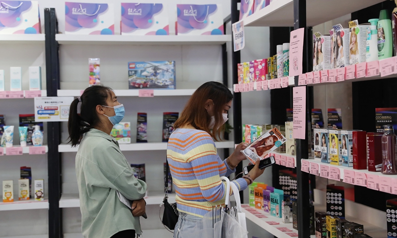 Residents buy goods at the cross-border e-commerce exhibition area at the fifth China-Arab States Expo in Northwest China's Ningxia Hui Autonomous Region on Sunday. Photo: VCG
