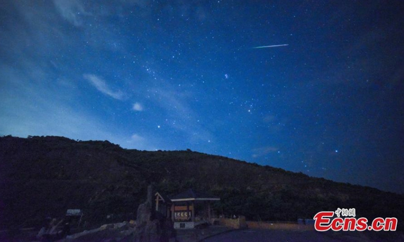 L'immagine non datata mostra le piogge di meteoriti delle Perseidi, soprannominate Le lacrime di San Lorenzo, che si illuminano nel cielo notturno. La terza più grande pioggia di meteoriti diffusa nell'emisfero settentrionale dà il benvenuto al suo meglio dell'anno. Culminerà il 13 agosto, il giorno prima del Double Seventh Festival, il tradizionale San Valentino cinese. (Foto / Mai Changmin)