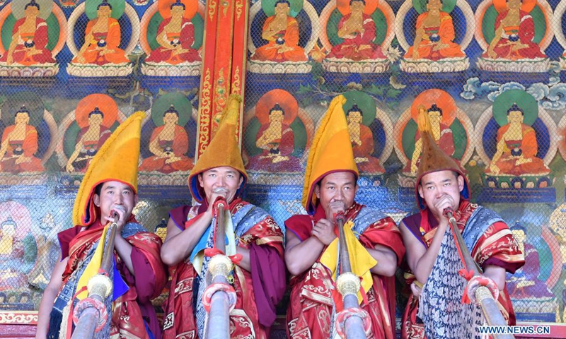 Monks welcome the 11th Panchen Lama, Bainqen Erdini Qoigyijabu, also a member of the Standing Committee of the National Committee of the Chinese People's Political Consultative Conference, vice president of the Buddhist Association of China and president of the association's Tibet branch, upon his arrival at the Tashilhunpo Monastery in Xigaze, southwest China's Tibet Autonomous Region, Aug. 8, 2021. The 11th Panchen Lama visited the Tashilhunpo Monastery on Sunday and Monday. (Photo: Xinhua)