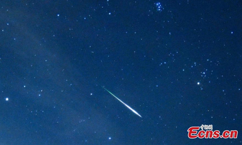 L'immagine non datata mostra le piogge di meteoriti delle Perseidi, soprannominate Le lacrime di San Lorenzo, che si illuminano nel cielo notturno. La terza più grande pioggia di meteoriti diffusa nell'emisfero settentrionale dà il benvenuto al suo meglio dell'anno. Culminerà il 13 agosto, il giorno prima del Double Seventh Festival, il tradizionale San Valentino cinese. (Foto / Mai Changmin)