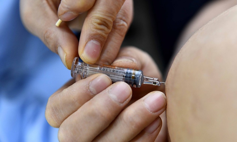 A medical worker injects COVID-19 vaccine to an inoculator at the vaccination point of the Shandong Provincial Third Hospital in Jinan, east China's Shandong Province, Jan. 4, 2021. (Xinhua/Guo Xulei)