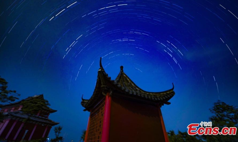 L'immagine non datata mostra le piogge di meteoriti delle Perseidi, soprannominate Le lacrime di San Lorenzo, che si illuminano nel cielo notturno.  La terza più grande pioggia di meteoriti diffusa nell'emisfero settentrionale dà il benvenuto al suo meglio dell'anno.  Culminerà il 13 agosto, il giorno prima del Double Seventh Festival, il tradizionale San Valentino cinese.  (Foto / Mai Changmin)