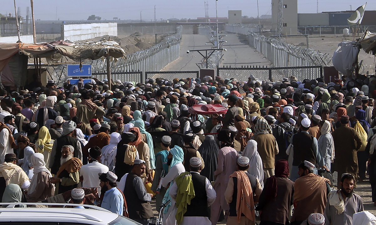 Stranded people seek information from security forces about opening the border between Pakistan and Afghanistan which was closed by authorities a few days ago, in Chaman, Pakistan on Wednesday. Thousands of Afghans and Pakistanis normally cross on a daily basis and a steady stream of trucks passes through. Photo: VCG