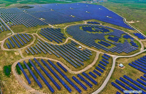 Aerial photo taken on Aug. 3, 2021 shows a photovoltaic power station in Tujing Village, Yunzhou District of Datong City, north China's Shanxi Province. The photovoltaic power station, built upon 1,851 mu (123.4 hectares) of saline-alkaline land, generates over 80 million KWH of power per year.(Phhoto: Xinhua)
