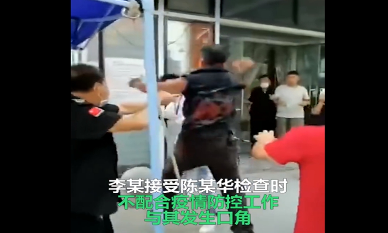 A man surnamed Li in Zhengzhou, Central China's Henan, is put into a 15-day administrative detention and fined 500 yuan ($77.1) for refusing to scan health code and hitting epidemic prevention volunteers on Friday. He also threatened the volunteers and other workers with a knife. Photo: Sina Weibo