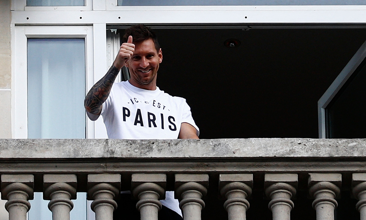 Lionel Messi waves at fans from the balcony of a hotel in Paris on Tuesday. Photo: VCG