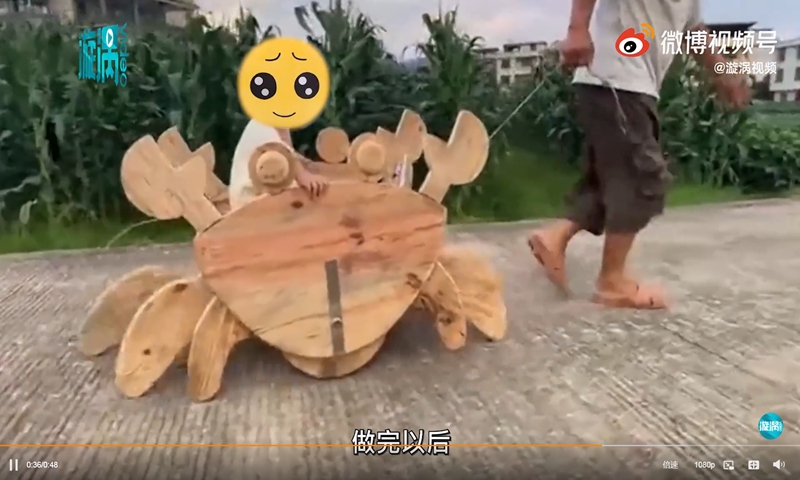 A lively crab cart made of wood has recently caught the eyes of netizens on Chinese social media platforms for its high resemblance to crabs walking sideways. It is made by the clever hands of a carpenter grandpa and a father in East China's Fujian Province. Photo: screenshot of Xuanwo Video on Sina Weibo. 