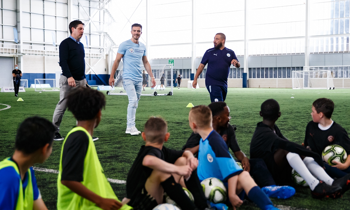  Jack Grealish (center) of Manchester City visits a kids coaching session at the Etihad Stadium on August 9 in Manchester, England. Photo: VCG