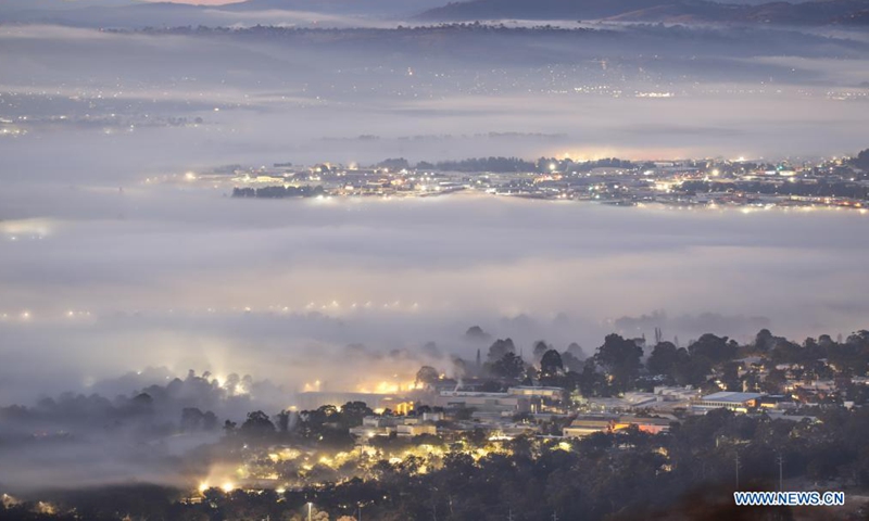 Photo taken on Aug. 15, 2021 shows the morning fog scenery in Canberra, Australia. (Xinhua/Liu Changchang)
