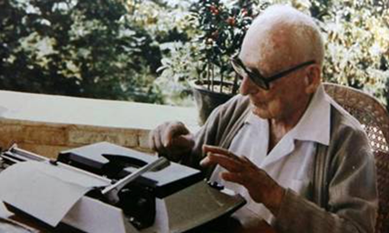 Rewi Alley kept his habit of writing in old age