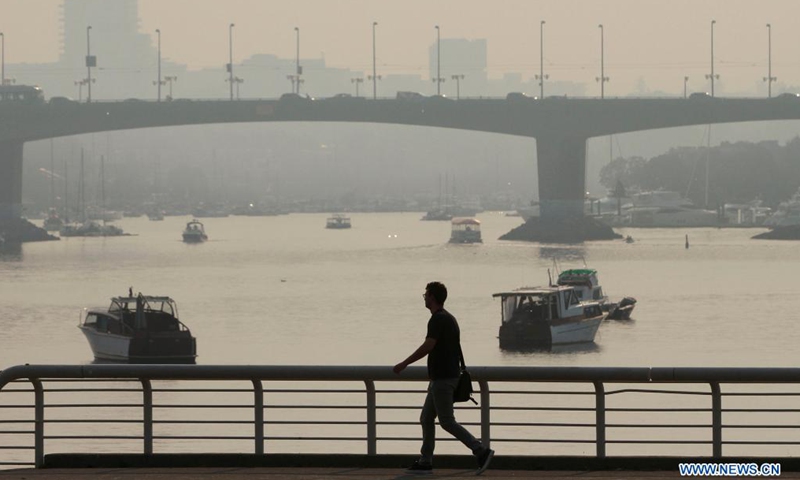 A man walks along the waterfront under the smoky sky in Vancouver, British Columbia, Canada, Aug. 13, 2021. Vancouver was shrouded in smoke haze on Friday due to wildfires.Photo:Xinhua