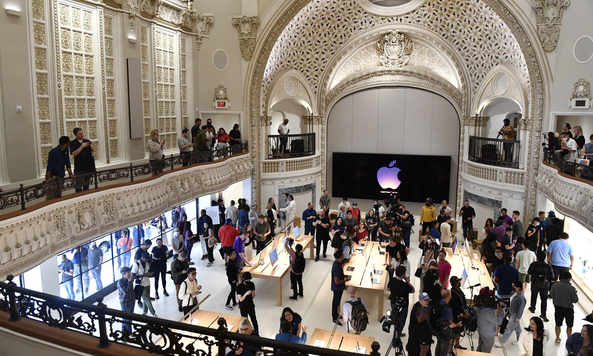 People gather inside The Apple Inc Tower Theatre retail store at Broadway Theater District on June 24 in downtown Los Angeles, California, the US. Photo: AFP
