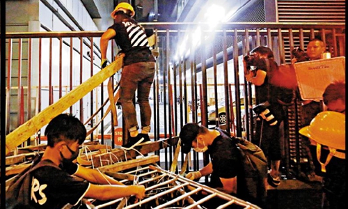 Rioters damage facilities outside the headquarters of the Hong Kong Police Force in Wan Chai after a protest organized by Civil Human Rights Front on June 9, 2019. File Photo: Ta Kung Pao