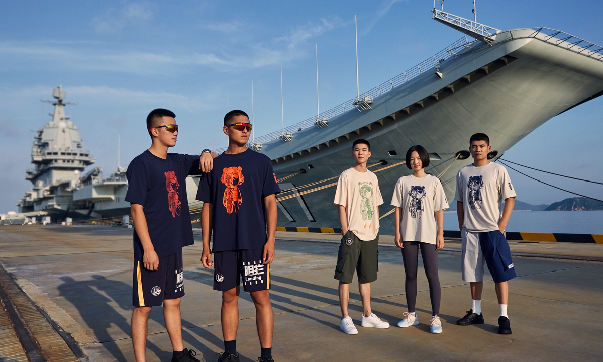 Models pose on the deck of the <em>Shandong</em> aircraft carrier Photos: Courtesy of Xie Dahuan