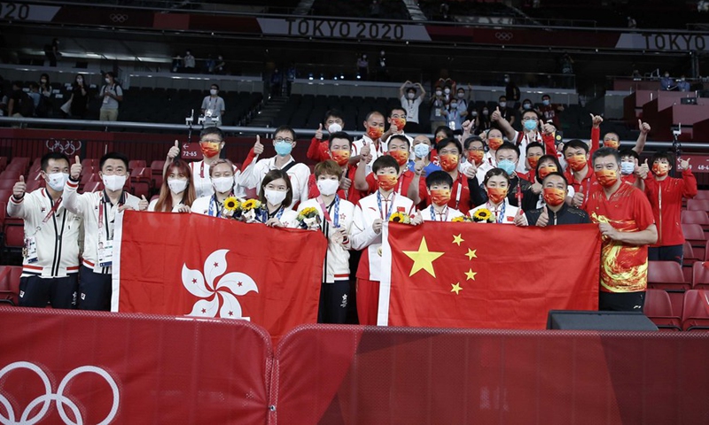Athletes from both China and Hong Kong pose for photos together after the awards ceremony for the table tennis women's team event.(Photo: Xinhua)