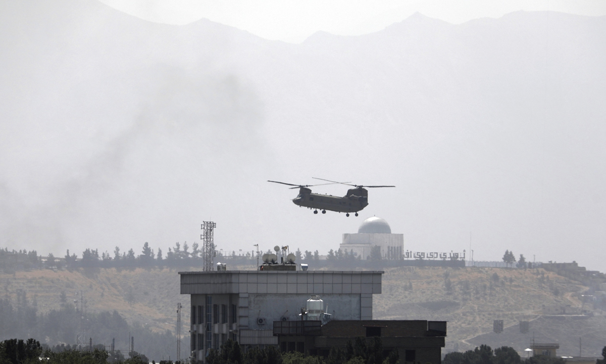 A US Chinook helicopter flies over the U.S. Embassy in Kabul, Afghanistan on Sunday. Helicopters are landing at the US embassy there as diplomatic vehicles leave the compound as the Taliban advance on the Afghan capital. Photo: VCG