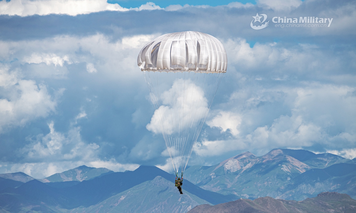 A paratrooper assigned to a special operations brigade under the PLA Tibet Military Command opens his parachute while descending to the drop zone after jumping out of a transport helicopter during a training exercise on July 30, 2021. This exercise effectively beefed up the paratroopers’ multi-dimensional assault and penetrating strike capabilities on plateau. (eng.chinamil.com.cn/Photo by Wang Shudong)