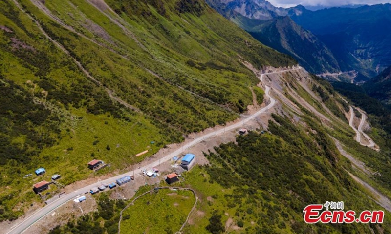 2021年8月拍摄的照片展示了通往中国西南西藏自治区山南鱼麦乡的公路沿线的美丽景色。  （图：中新社/蒋飞波）