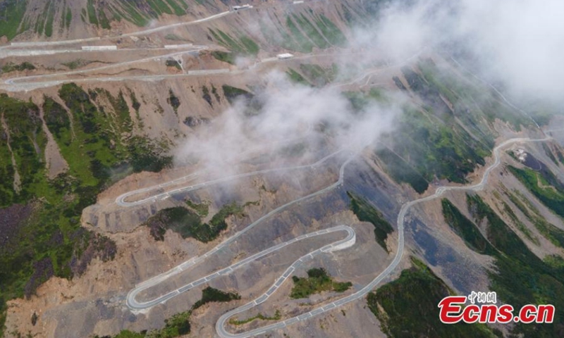 Aerial photo taken in August 2021 shows a winding road in Yumai Township in Shannan, southwest China's Tibet Autonomous Region. (Photo: China News Service/Jiang Feibo)
