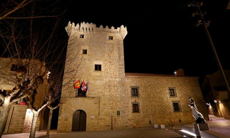 BRUSSELS, March 1, 2016 (Xinhua) -- Photo taken on Feb. 16, 2016 shows night view of the old town of Avila in Spain. The city of Avila is around 100 km to the north-west of Spain's capital city of Madrid. Founded in the 11th century to protect the Spanish territories from the Moors, this 'City of Saints and Stones', the old town of Avila has kept its medieval austerity. (Xinhua/Gong Bing) 