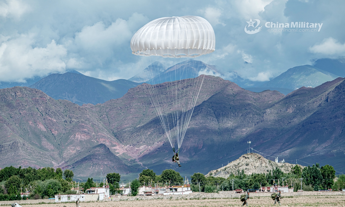 A paratrooper assigned to a special operations brigade under the PLA Tibet Military Command pulls his parachute straps to slow down the speed as he reaching the designated drop zone during a training exercise on July 30, 2021. This exercise effectively beefed up the paratroopers’ multi-dimensional assault and penetrating strike capabilities on plateau. (eng.chinamil.com.cn/Photo by Wang Shudong)