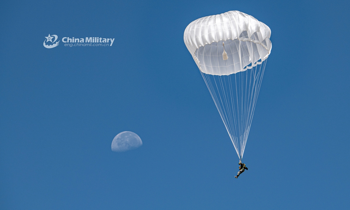 A paratrooper assigned to a special operations brigade under the PLA Tibet Military Command opens his parachute while descending to the drop zone after jumping out of a transport helicopter during a training exercise on July 30, 2021. This exercise effectively beefed up the paratroopers’ multi-dimensional assault and penetrating strike capabilities on plateau. (eng.chinamil.com.cn/Photo by Wang Shudong)