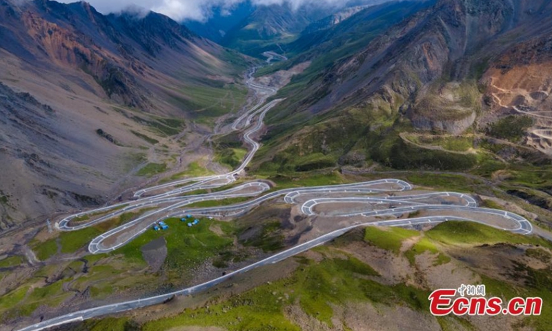 Aerial photo taken in August 2021 shows a winding road on a mountain at about 5,000 meters above sea level before entering Yumai Township in Shannan, southwest China's Tibet Autonomous Region. (Photo: China News Service/Jiang Feibo)
Located in the northeast of Longzi County in Shannan, Tibet Autonomous Region, Yumai Township is one of the most remote towns in China.