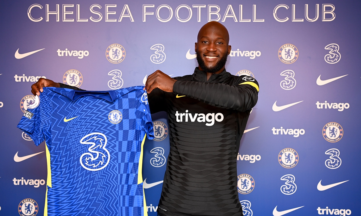 Chelsea striker Romelu Lukaku poses with a shirt of the club on Monday. Photo: VCG