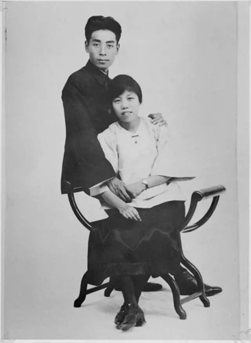 The wedding photo of Zhou Enlai and Deng Yingchao