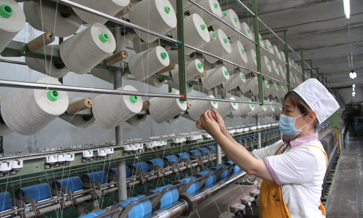 A worker at a spinning workshop of a textile company in North
China's Shanxi Province on July 23. Producing hemp textiles, the company
exports its products to the US, Japan and South Korea. Photo: cnspho