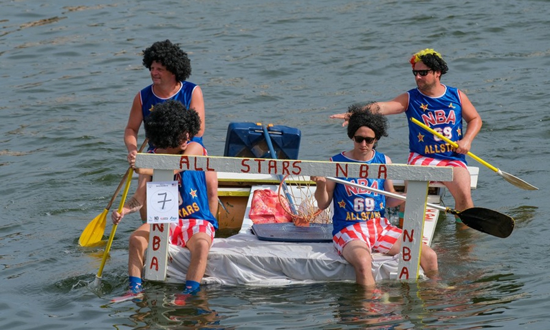 Participants attend the International Bathtub Regatta on the Meuse River in Dinant, Belgium, on Aug. 15, 2021.(Photo: Xinhua)