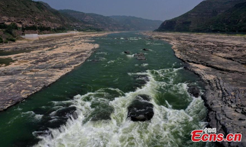 The color of Hukou Waterfall of the Yellow River turns into crystal green in Jixian County, Linfen City, north China's Shanxi Province, August 14, 2021. Drought and lack of rain in the upper reaches of the Yellow River slowed the river's flow and turned the water green. (Photo: China News Service/Lu Guiming)
