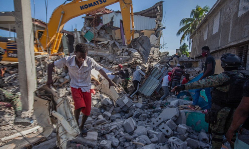 People remove debris after an earthquake, in Les Cayes, Haiti, on Aug. 15, 2021.(Photo: Xinhua)