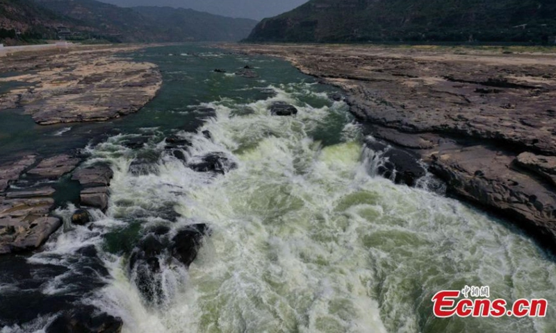 The color of Hukou Waterfall of the Yellow River turns into crystal green in Jixian County, Linfen City, north China's Shanxi Province, August 14, 2021. Drought and lack of rain in the upper reaches of the Yellow River slowed the river's flow and turned the water green. (Photo: China News Service/Lu Guiming)
