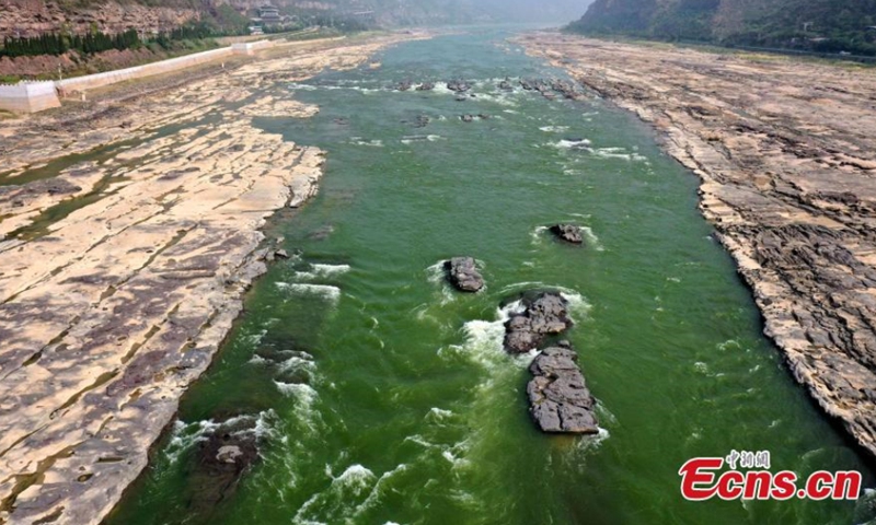 The color of Hukou Waterfall of the Yellow River turns into crystal green in Jixian County, Linfen City, north China's Shanxi Province, August 14, 2021. Drought and lack of rain in the upper reaches of the Yellow River slowed the river's flow and turned the water green. (Photo: China News Service/Lu Guiming)
