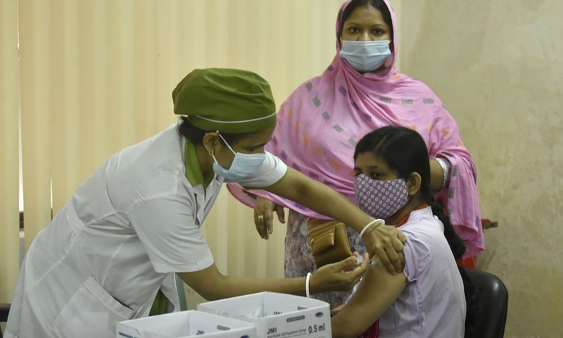A medical staff inoculates a woman with a dose of China's Sinopharm COVID-19 vaccine at a hospital in Dhaka, Bangladesh, Aug. 18, 2021.(Photo: Xinhua)