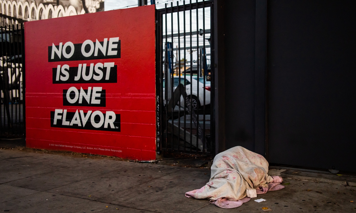 A homeless person sleeps on the sidewalk in Venice, California, the US on August 12. Photo: AFP