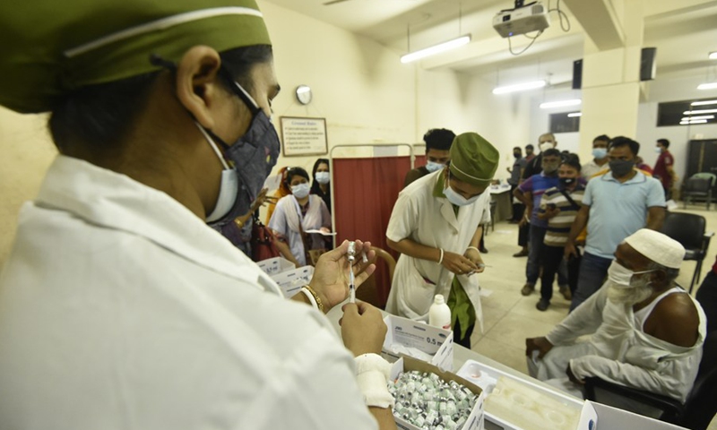 Medical staff prepare COVID-19 vaccine at a hospital in Dhaka, Bangladesh, Aug. 18, 2021. (Photo: Xinhua)