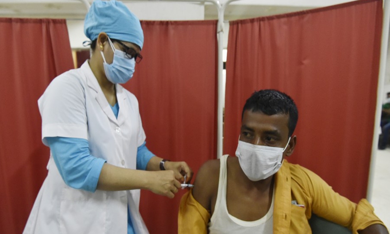 A medical staff inoculates a man with a dose of China's Sinopharm COVID-19 vaccine at a hospital in Dhaka, Bangladesh, Aug. 18, 2021.(Photo: Xinhua)