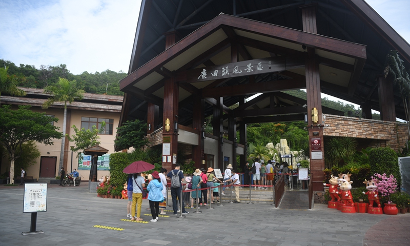 Tourists line up to enter Luhuitou scenic area in Sanya, South China's Hainan Province on August 3. Photo: VCG