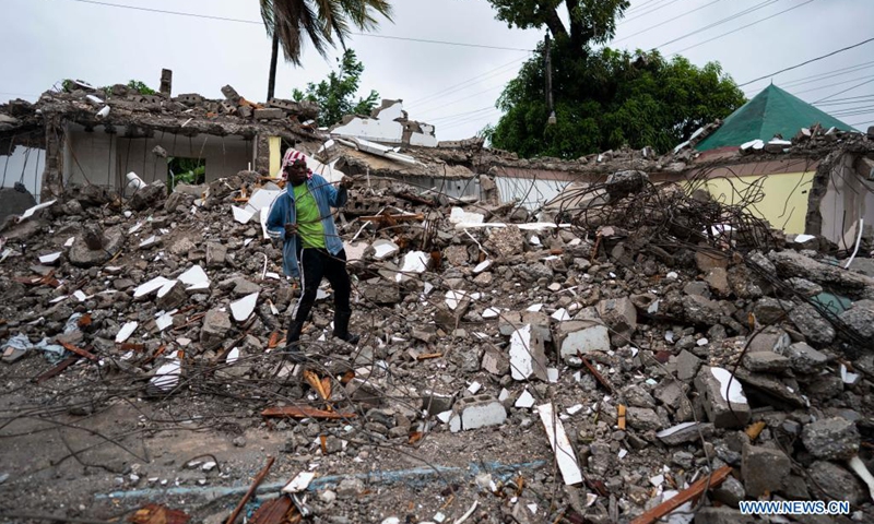 A man removes debris from a collapsed house after the earthquake in Les Cayes, Haiti, Aug. 17, 2021. The death toll from a powerful earthquake that struck southwest Haiti on Saturday climbed to 1,941, the Caribbean island's Civil Protection Agency reported on Tuesday.(Photo: Xinhua)
