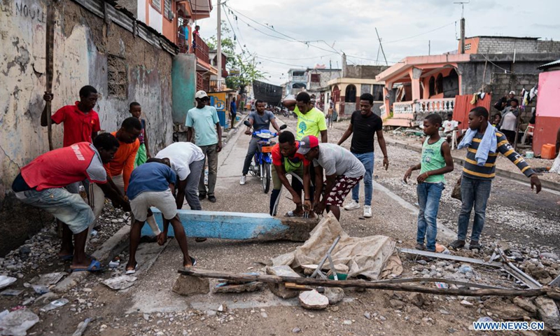 People remove debris from the street in Les Cayes, Haiti, Aug. 19, 2021. The death toll from a powerful earthquake that struck southwest Haiti on Saturday climbed to 2,189, the Caribbean island's Civil Protection Agency reported on Wednesday. Photo:Xinhua