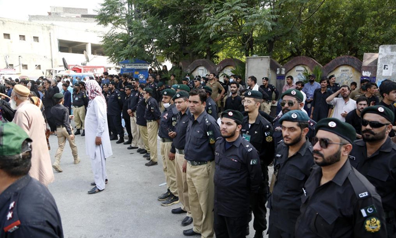 Security personnel stand guard during a procession of Shia Muslims due to security high alert following an explosion, in Rawalpindi of Pakistan's Punjab province on Aug. 19, 2021. At least five people were killed and over 30 others injured after a hand grenade hit a religious procession in Bahawalnagar district of Pakistan's Punjab province on Thursday, a government official said.Photo:Xinhua