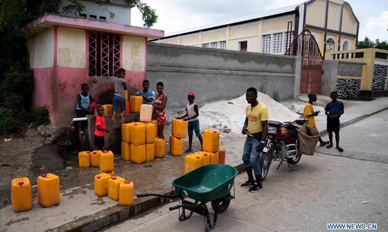 People wait for drinkable water in Aquin district, Sud, Haiti, on Aug. 19, 2021. The death toll from a powerful earthquake that struck southwest Haiti on Saturday climbed to 2,189, the Caribbean island's Civil Protection Agency reported on Wednesday. Photo:Xinhua