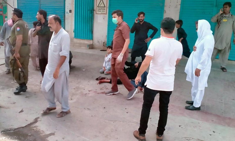 Photo taken with mobile phone shows people gathering near the blast site in Bahawalnagar district of Pakistan's eastern Punjab province, Aug. 19, 2021. At least five people were killed and over 30 others injured after a hand grenade hit a religious procession in Pakistan's eastern Punjab province on Thursday, a government official said. Photo:Xinhua