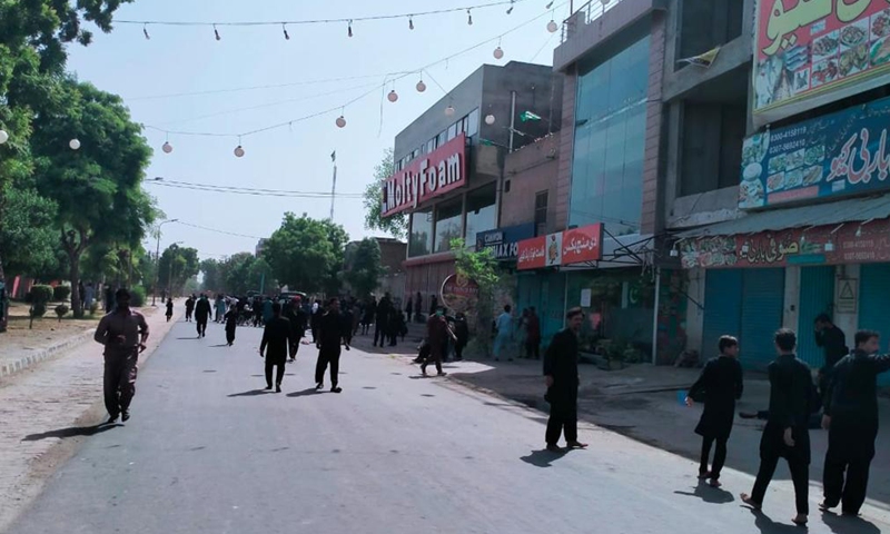 Photo taken with mobile phone shows people gathering near the blast site in Bahawalnagar district of Pakistan's eastern Punjab province, Aug. 19, 2021. At least five people were killed and over 30 others injured after a hand grenade hit a religious procession in Pakistan's eastern Punjab province on Thursday, a government official said.Photo:Xinhua