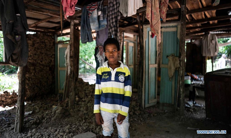 A child poses for a photo inside a damaged house in Lievre, Nippes, Haiti, on Aug. 19, 2021. The death toll from a powerful earthquake that struck southwest Haiti on Saturday climbed to 2,189, the Caribbean island's Civil Protection Agency reported on Wednesday. Photo:Xinhua