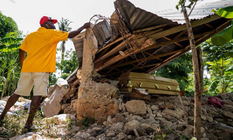 A man inspects a damaged house in Lievre, Nippes, Haiti, on Aug. 19, 2021. The death toll from a powerful earthquake that struck southwest Haiti on Saturday climbed to 2,189, the Caribbean island's Civil Protection Agency reported on Wednesday. Photo:Xinhua