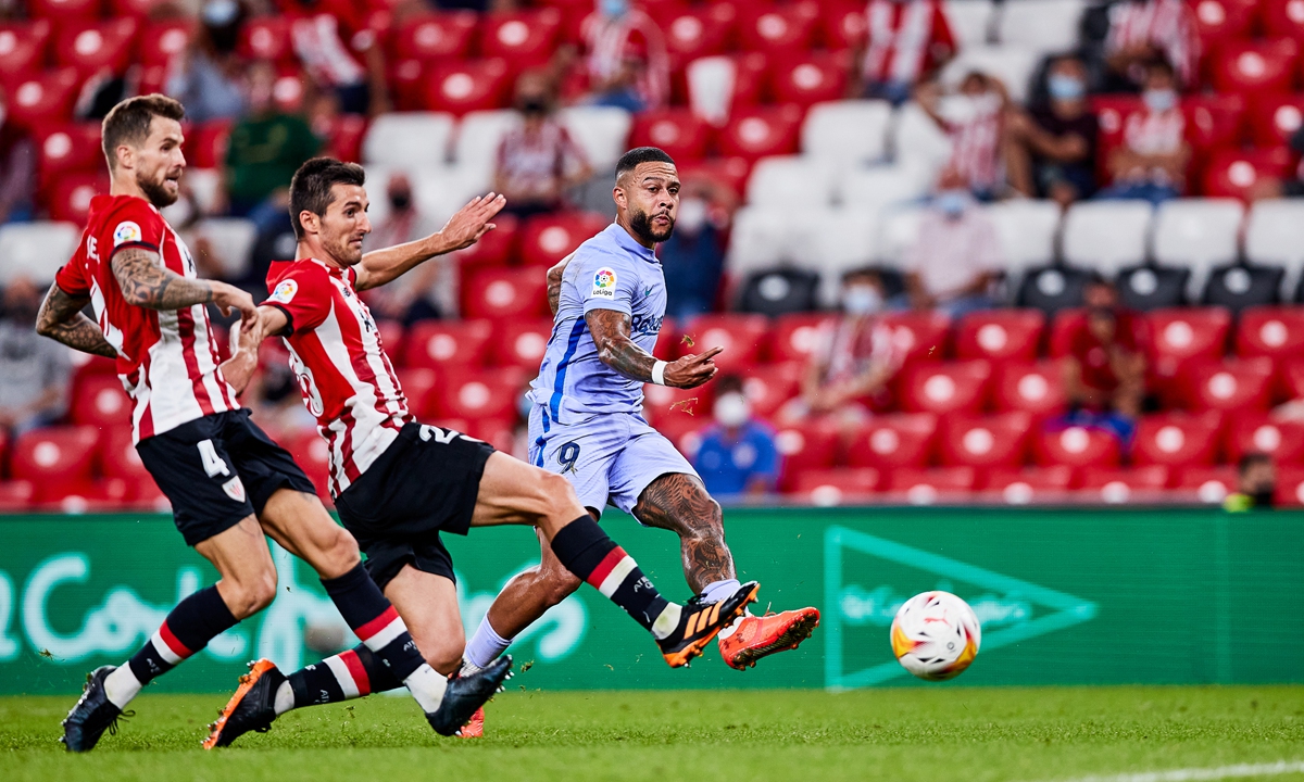 Memphis Depay (right) of FC Barcelona shoots against Athletic Bilbao on Saturday in Bilbao, Spain. Photo: VCG